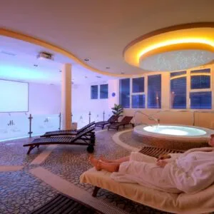 ragazza rilassata in spa