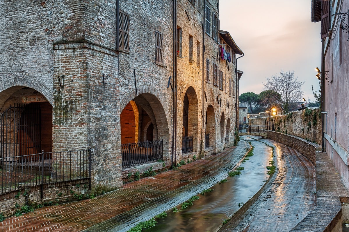Foligno-palazzo-trinci-canale-dei-molini-portico-delle-conce-min