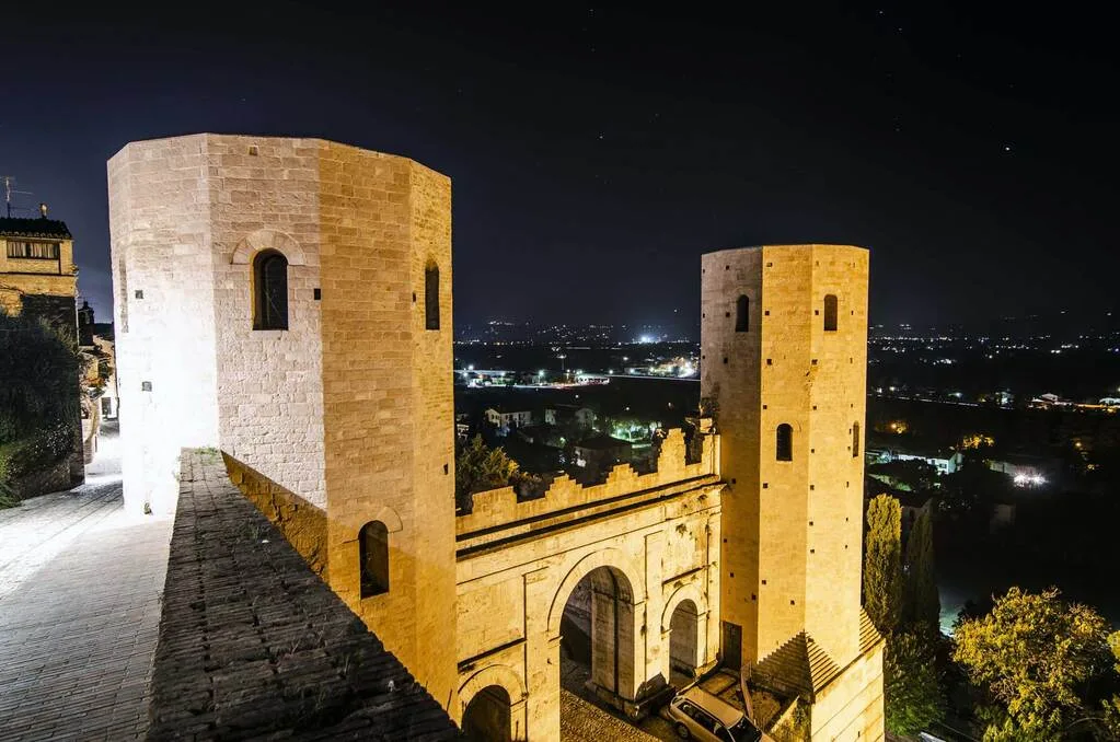 Spello di sera vista delle Torri di Properzio