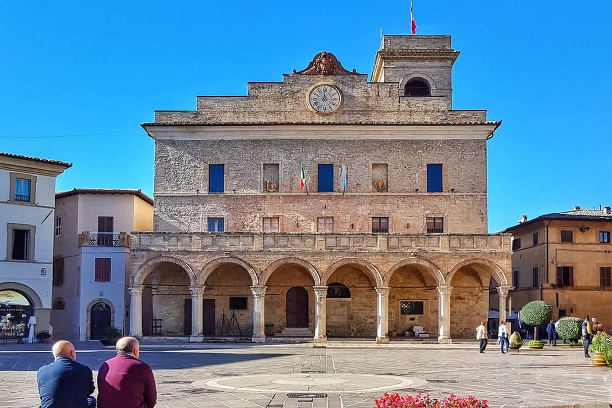 piazza-municipio-montefalco-umbria
