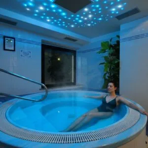 ragazza rilassata in idromassaggio spa