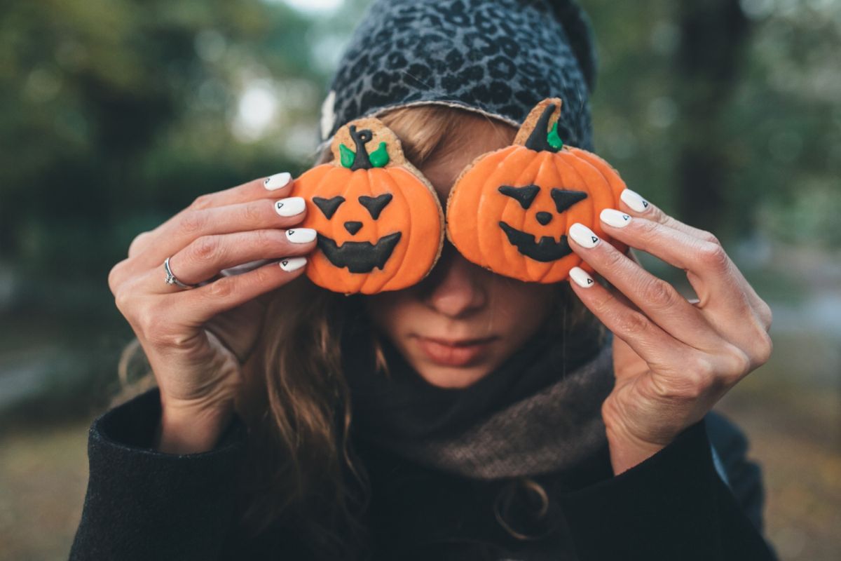 ragazza in umbria con zucche di halloween