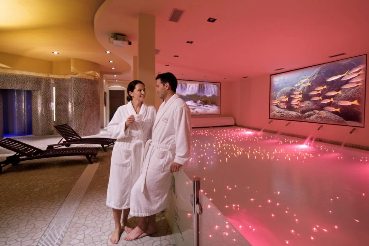 coppia che si rilassa in spa