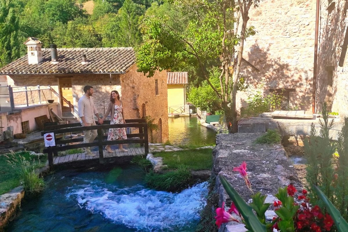 coppia romantica a Rasiglia che passeggia tra i ruscelli