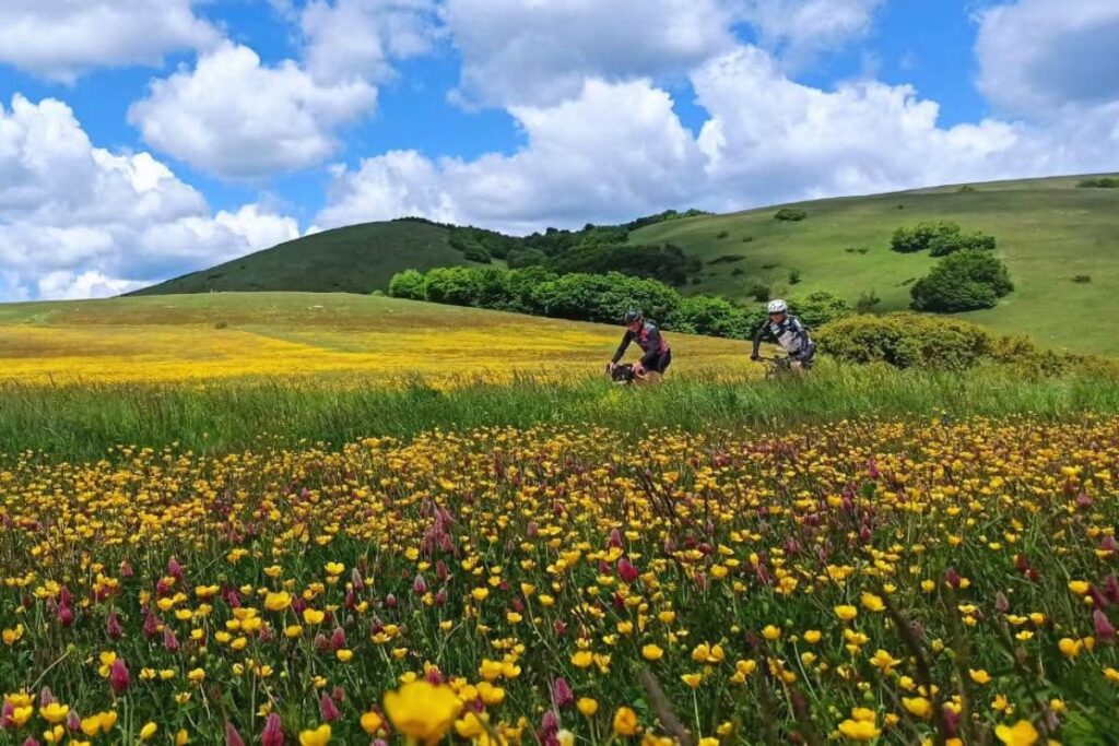 Paesaggio del parco di Colfiorito con due ciclisti