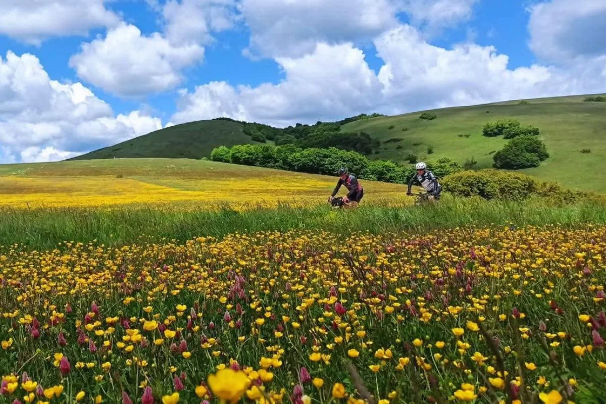 Paesaggio del parco di Colfiorito con due ciclisti