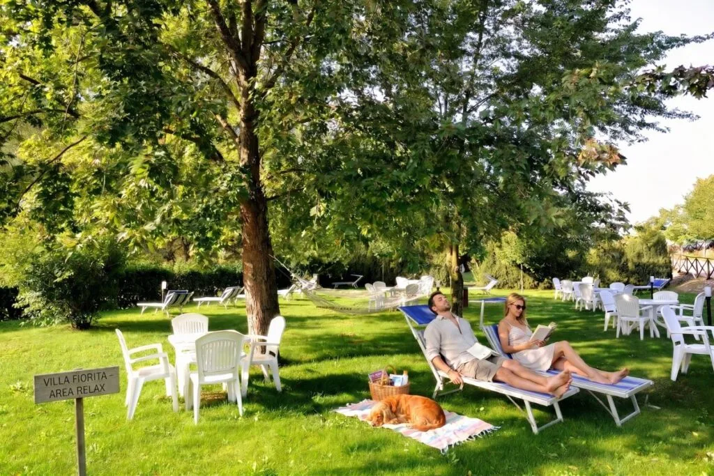 coppia con cane nel giardino dell'hotel benessere villa fiorita