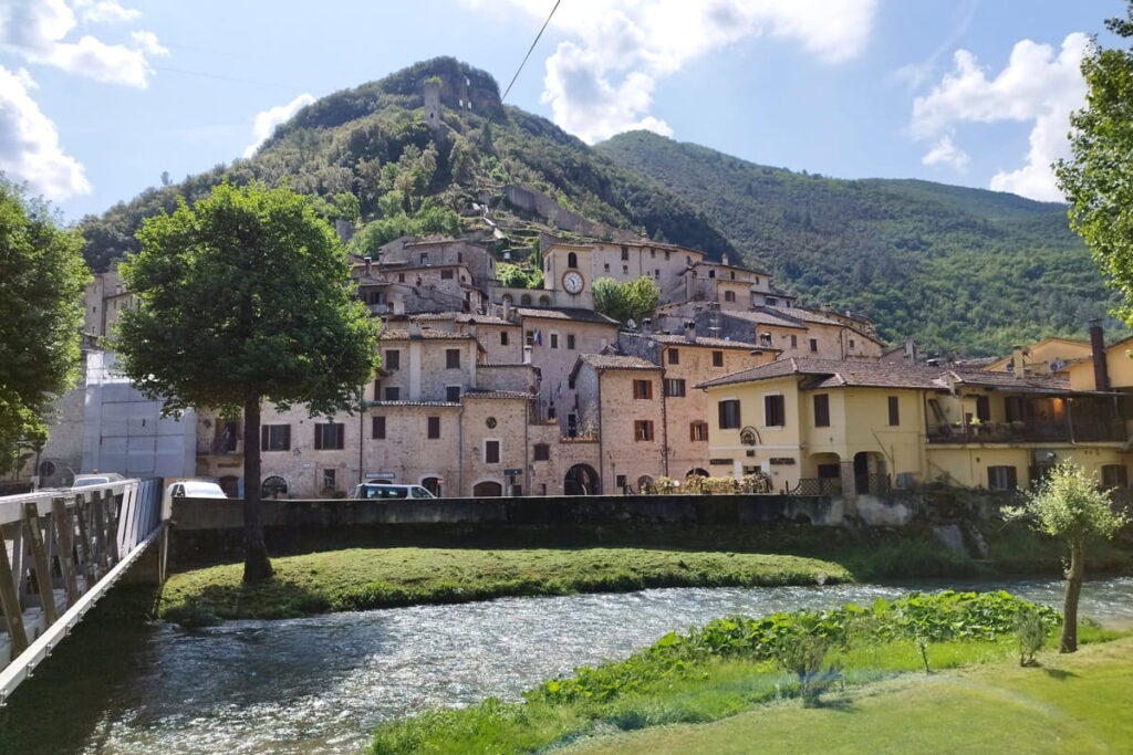 borgo di scheggino con il Fiume Nera
