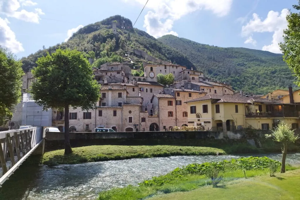 borgo di scheggino con il Fiume Nera