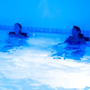 spa con piscina idromassaggio cromoterapia